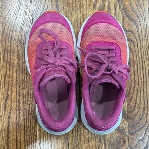 Kizik Big Kid Athens 2 sneakers, size 13.5. Great used condition.